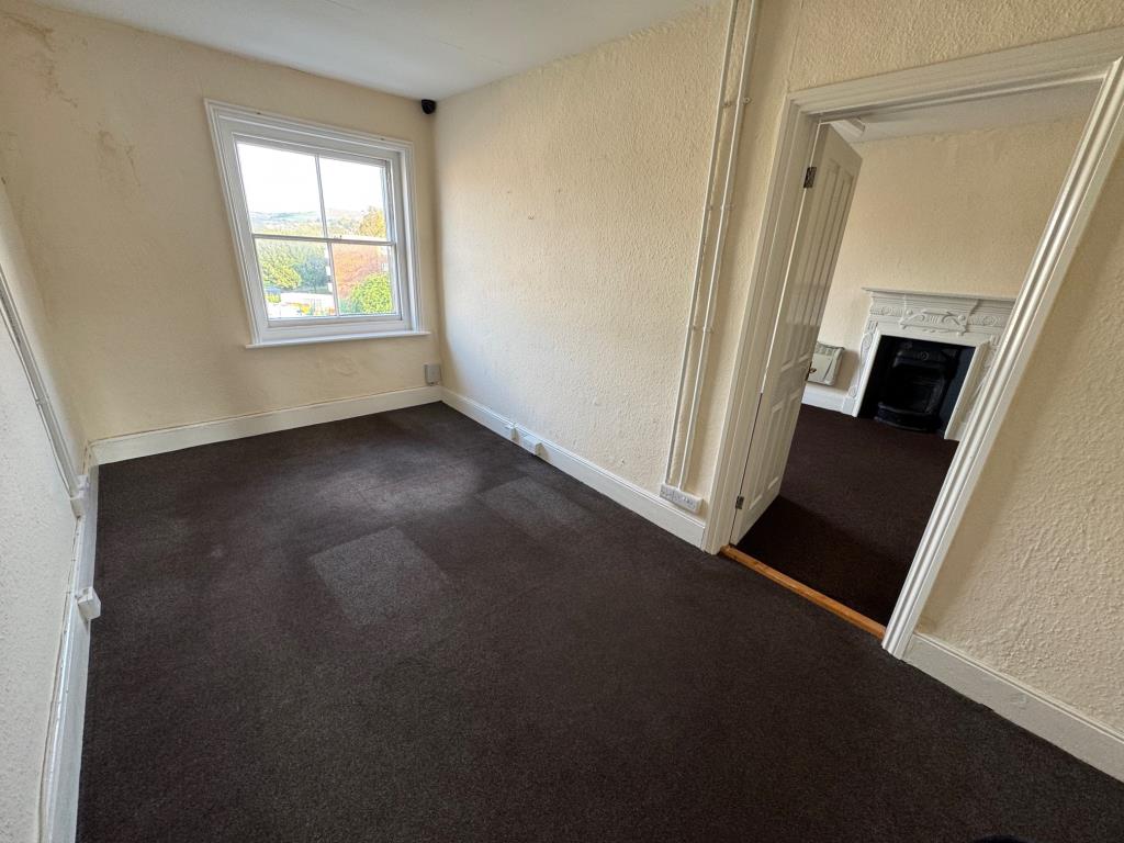 Lot: 70 - COMMERCIAL INVESTMENT AND VACANT UPPER FLOORS WITH POTENTIAL - Secon floor - rooms 3